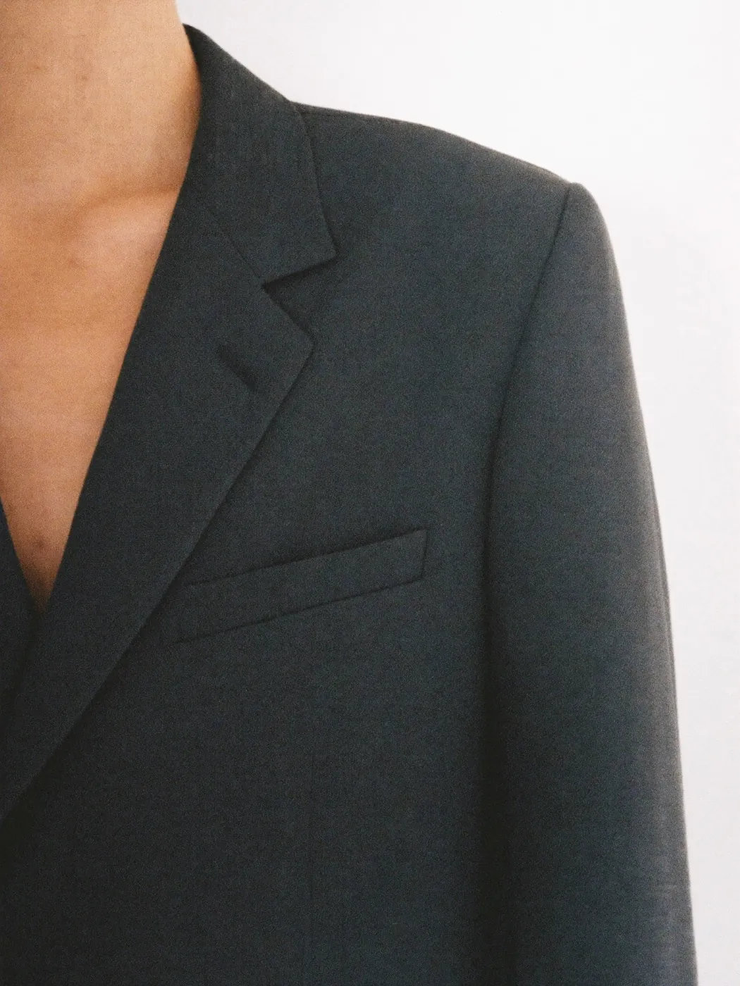Anthroutfit lookbook: tailored jacket photographed at the shoulder, the seam line in focus